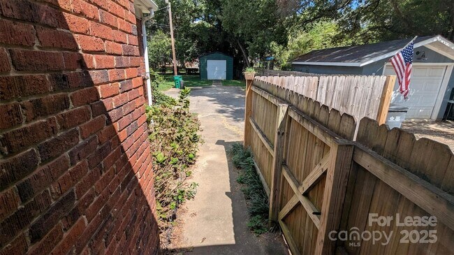Building Photo - 1507 Woodland Dr