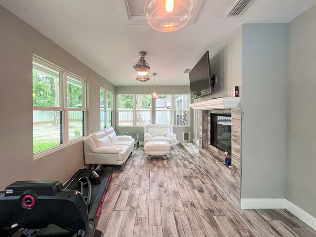 Building Photo - 3BR/2BA POOL HOME in SW Gainesville - avai...