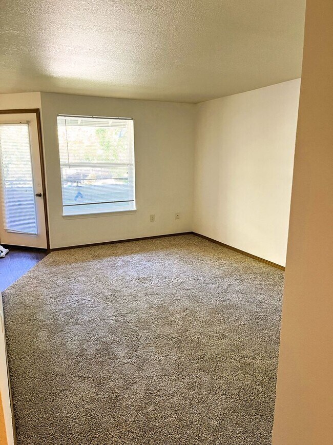 Building Photo - Amazing Top Floor 1 bedroom Apartment In L...