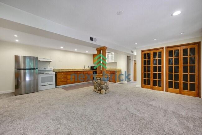 Building Photo - Expansive 4-Bedroom Sammamish Residence w/ Private Guest Suite & Included internet and landscaping.