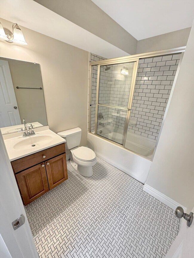 Building Photo - 5 Bedroom Home in VCU Area - Move in Speci...