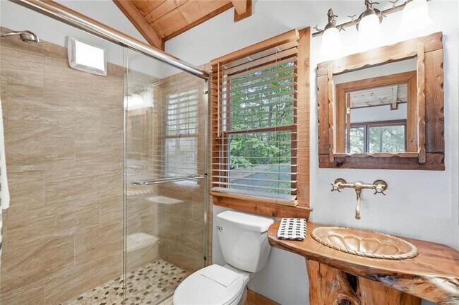 Building Photo - 424 S Sanderlin Mtn Dr