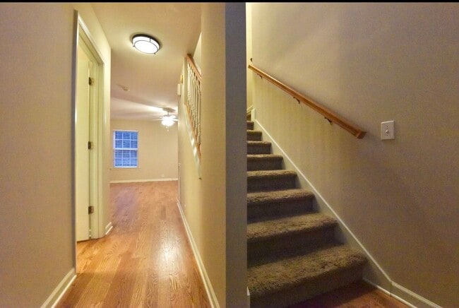 Building Photo - 924 Sandstone Ln