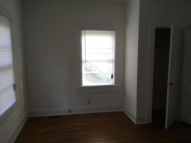 Building Photo - 1847 Devine St