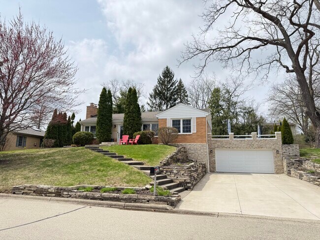 Building Photo - 224 Lookout Dr