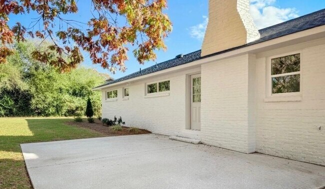 Building Photo - Beautiful 3/2 Home Available Now!