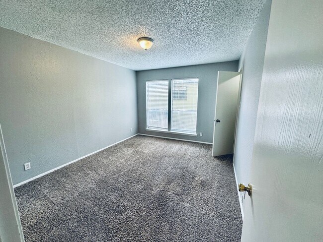 Building Photo - 1318 Southport Dr