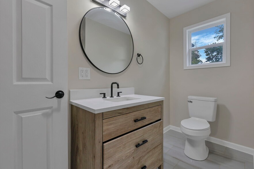 Building Photo - 5170 Fairfield Beach Rd NE