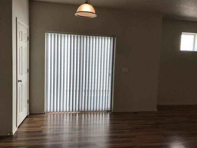 Building Photo - Well Maintained Spacious 4 BD Home with Gr...