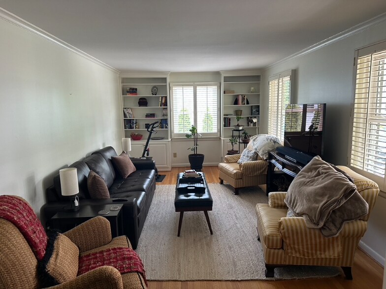 Building Photo - 749 Poinsettia St