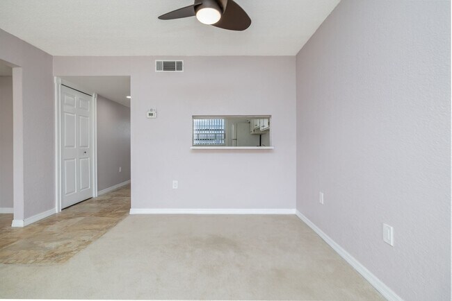 Building Photo - Intracoastal 2 bed/ 2 ba condo with lots o...