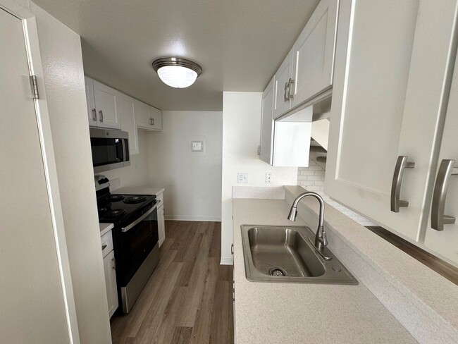 Building Photo - Remodeled McKeon Townhome