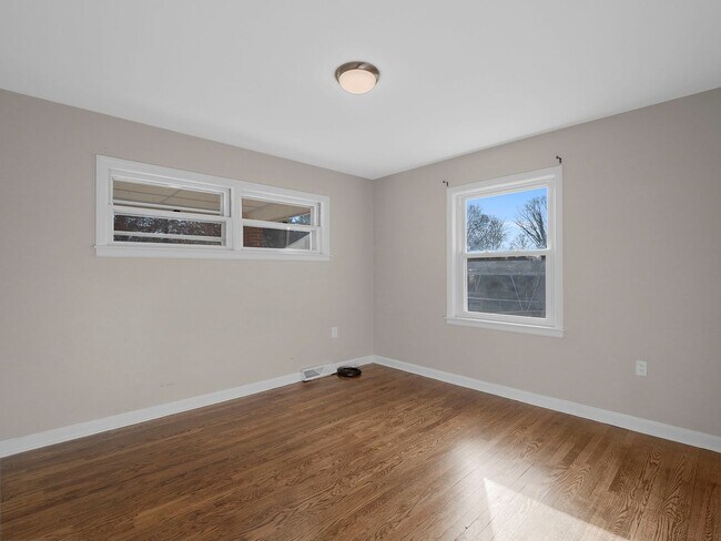 Building Photo - 4 Bedroom/ 2 Bath Home for Rent in NW Roanoke