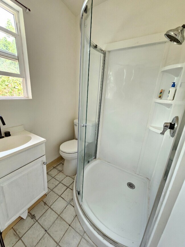 Building Photo - 2 Bed / 1 Bath Apartment with 1 Parking. Shared Laundry