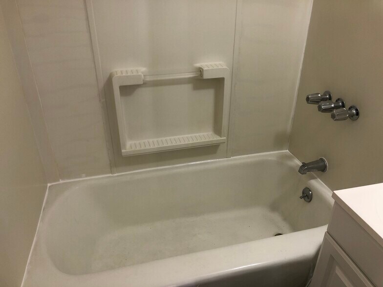 Building Photo - 647 Brooks Ave