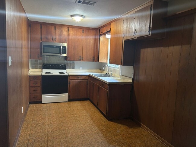 Building Photo - 4/1.5 in Denison off Spur 503!
