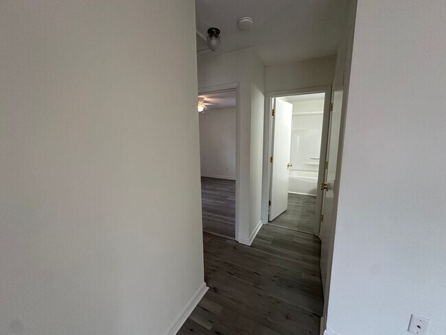 Building Photo - Pet Friendly 2 Bedroom, 1 Bath Duplex Located in the Center of Wilmington