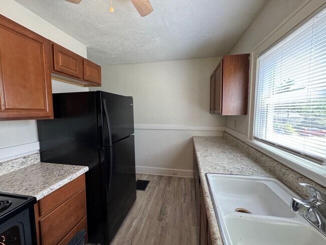 Building Photo - West AVL - Two Bedroom Bungalow Just off H...