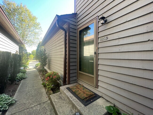 Building Photo - Spacious 2 Bed, 2 Bath Townhouse in Prime ...