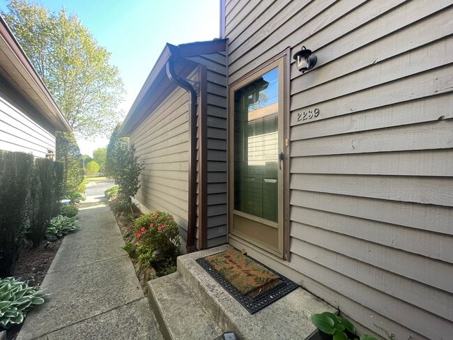 Building Photo - Spacious 2 Bed, 2 Bath Townhouse in Prime Hickory Location – 1,322 Sq. Ft.