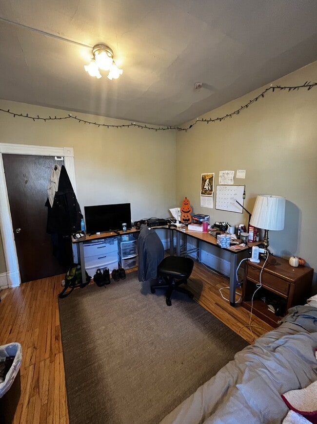 Building Photo - Huge 4 bed 1 bath very close to Water St. ...