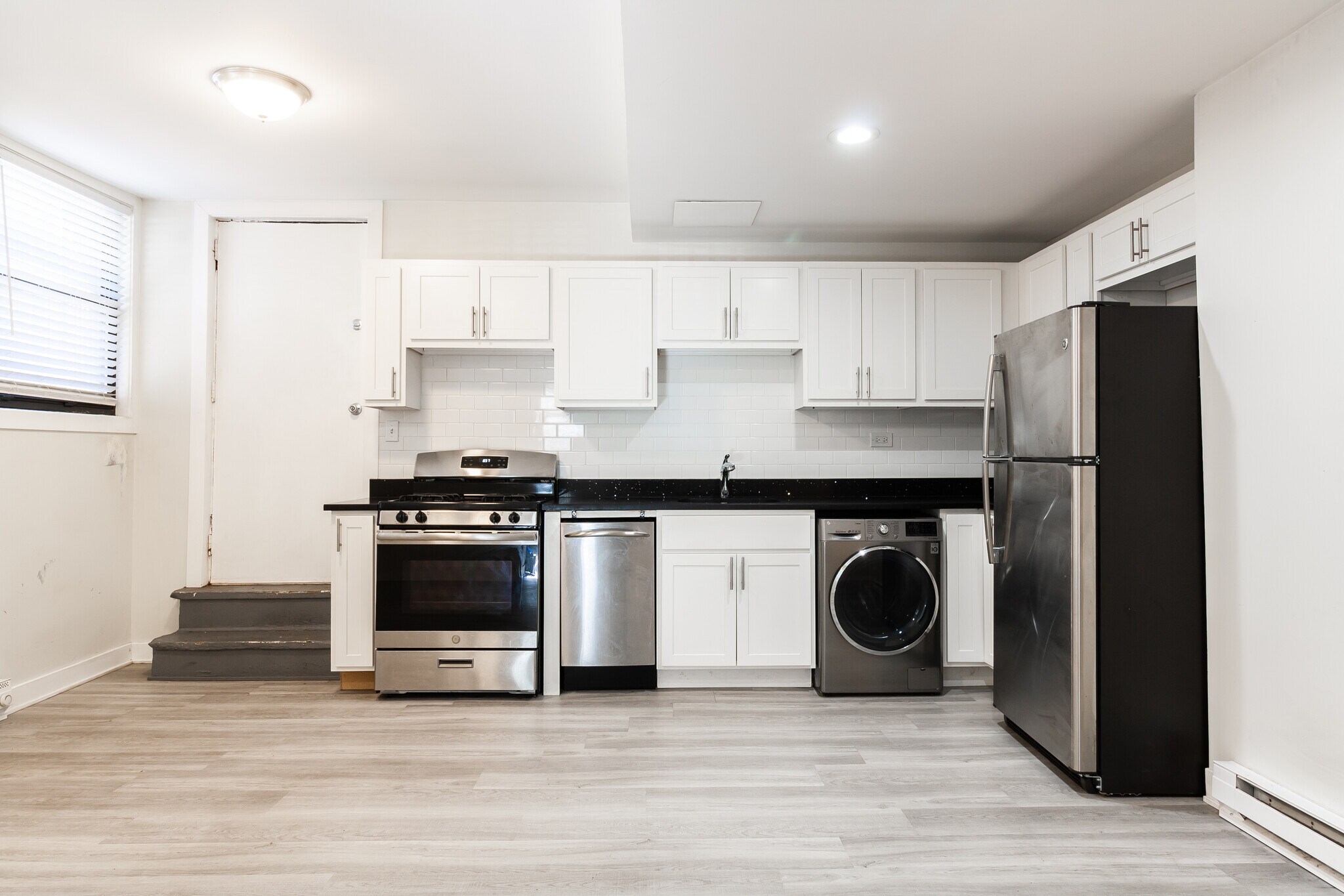 Building Photo - 730 W Roscoe St