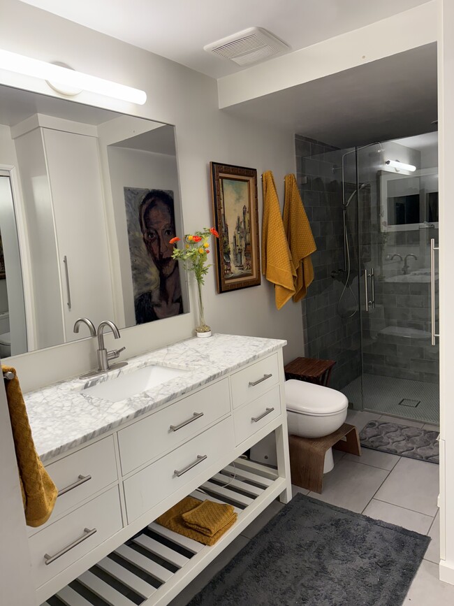 Master ensuite with walk-in closet - 1068 E San Jose Ave