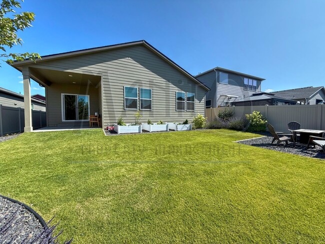 Building Photo - Stunning Windhaven Home