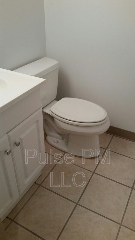 Building Photo - 112 E 5th St