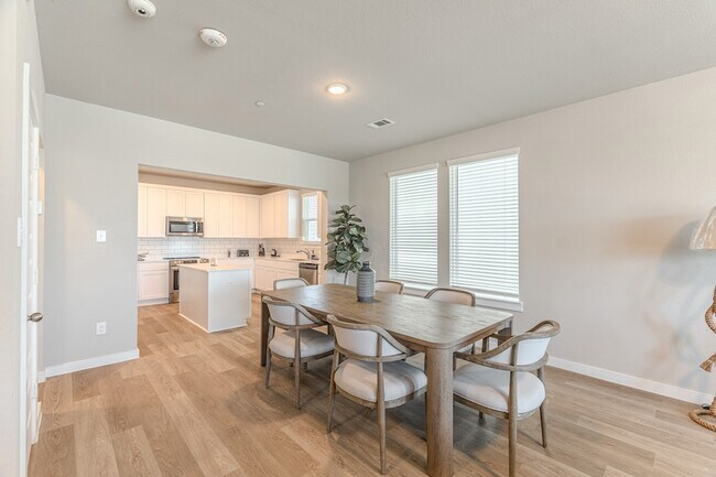 Building Photo - 494 S Centro Cir