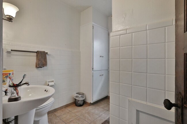 Building Photo - GREAT OSU SOUTH CAMPUS LOCATION - Ridiculously Nice back deck and off-street parking for everyone