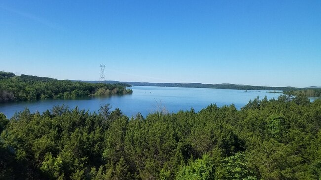 Building Photo - Lake View 1 Bedroom 1 Bath