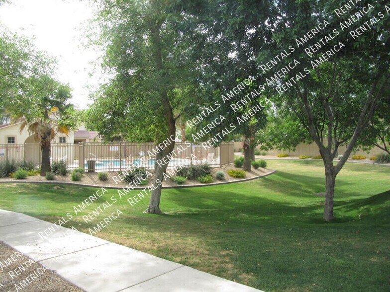 Building Photo - 323 N 76th Pl