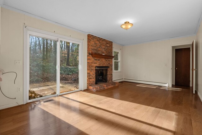 Building Photo - Charming 3-bedroom, 2-bath traditional home situated less than two miles from Clemson University!