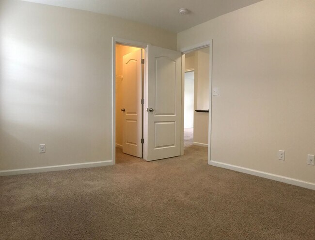 Building Photo - Regal Home on Regatta Way!