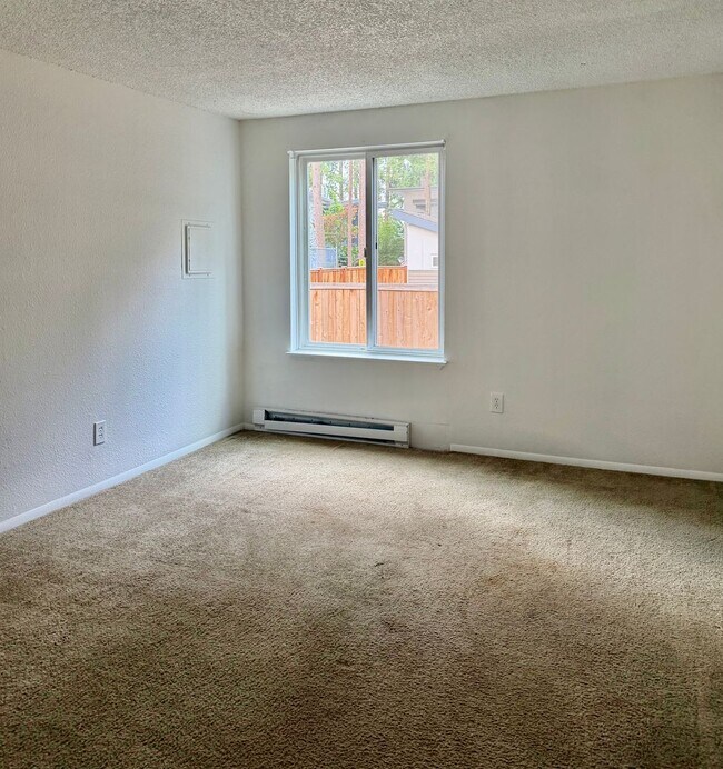 Building Photo - 1 Bed / 1 Bath Bellevue condo $1,795/month