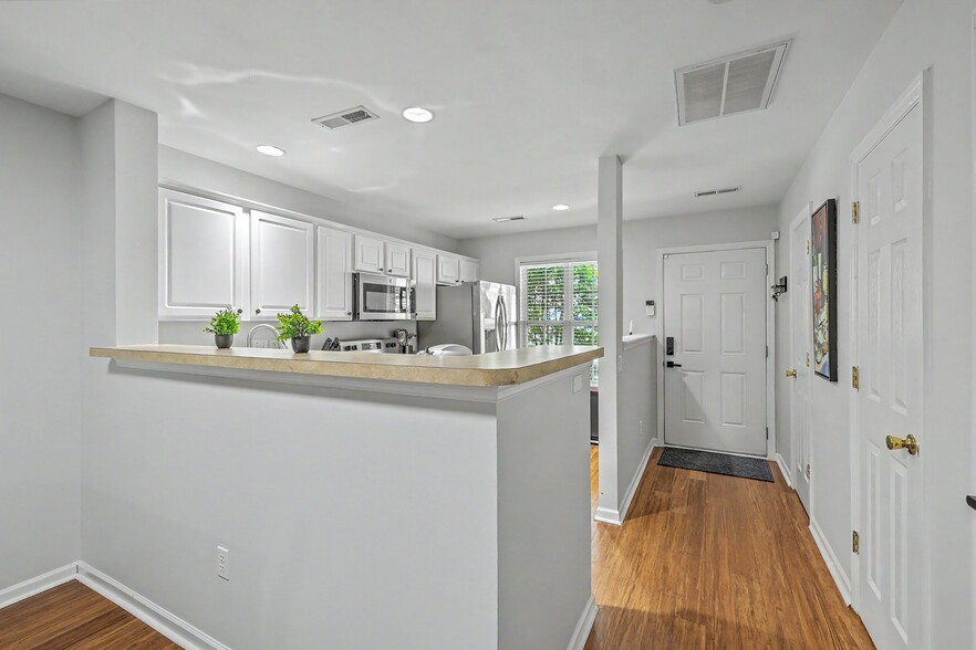 Building Photo - 549 Tayrn Dr