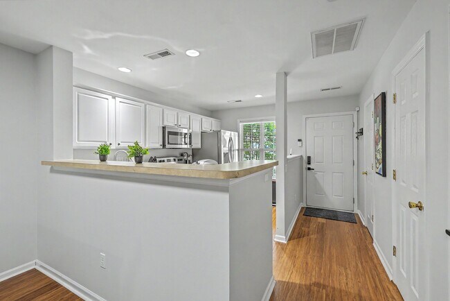 Building Photo - 549 Tayrn Dr