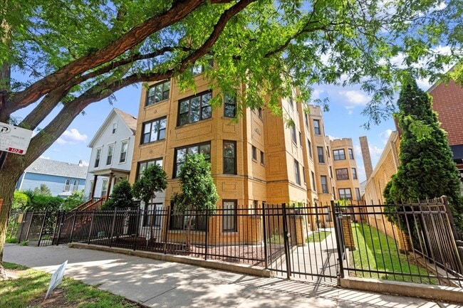 Primary Photo - 1653 N Fairfield Ave