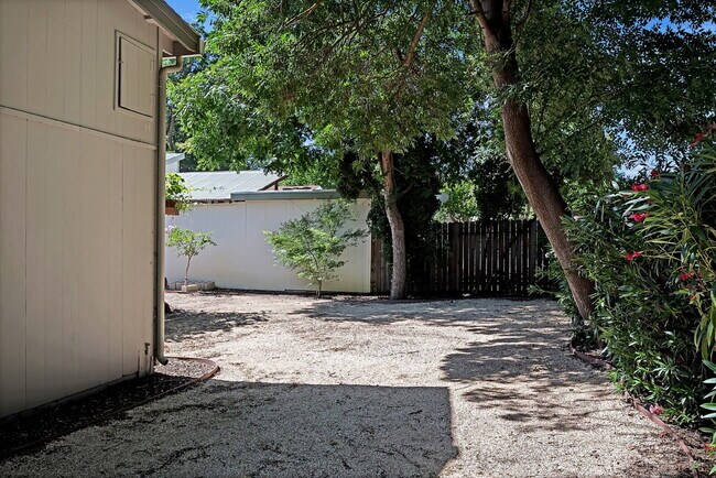 Building Photo - Move-In Ready 3BR/2BA Near UC Davis, Pets Welcome