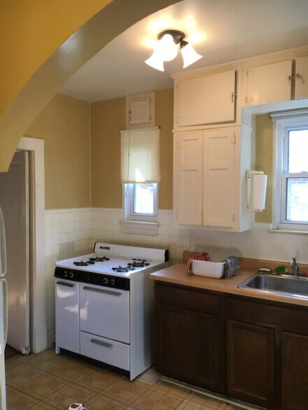 Building Photo - 3030 Pinewood Ave
