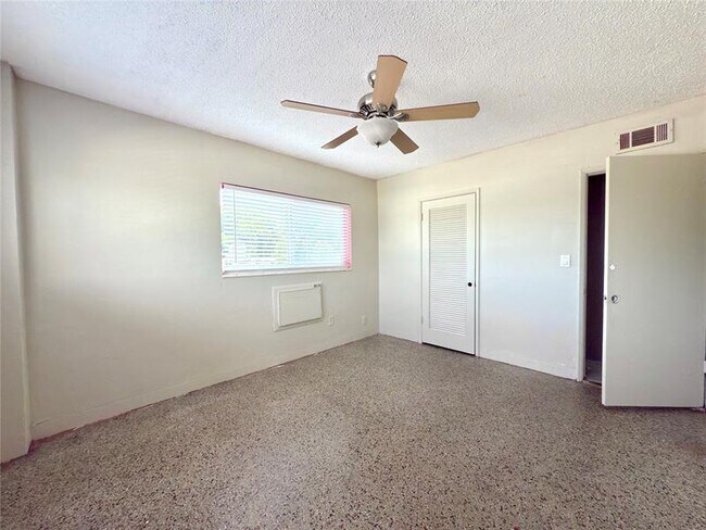 Building Photo - 530 NE 34th Ct