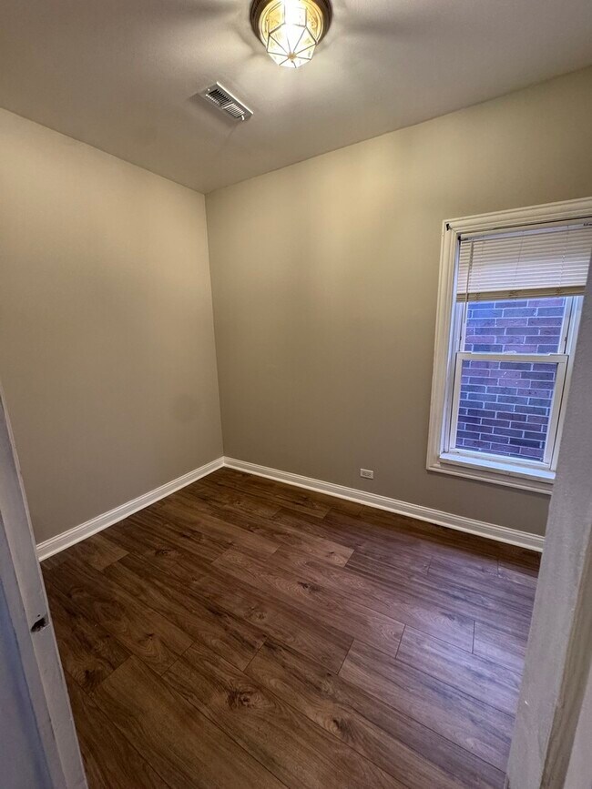 Building Photo - 617 W 43rd Pl