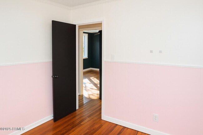 Building Photo - 174 James St