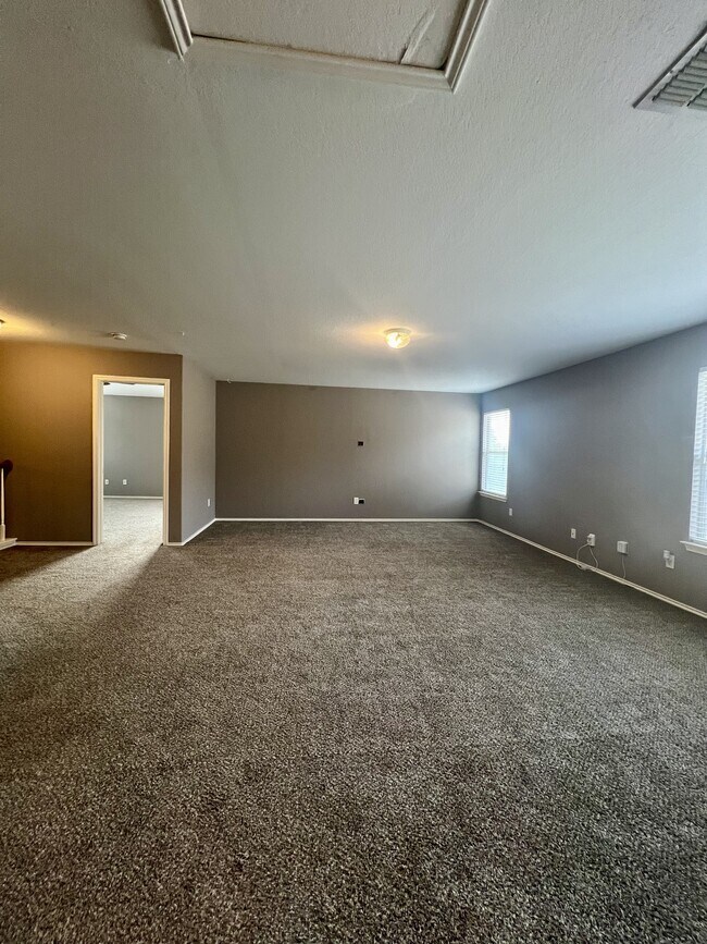 Building Photo - 9411 Rainbow Creek