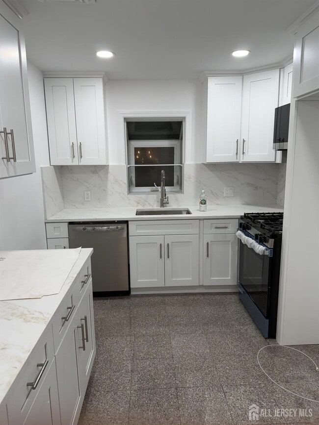 Building Photo - 2460 Woodbridge Ave