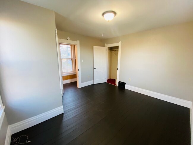 Building Photo - 140 Milan St S