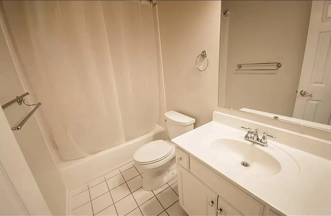 Building Photo - 2 Lauries Pt