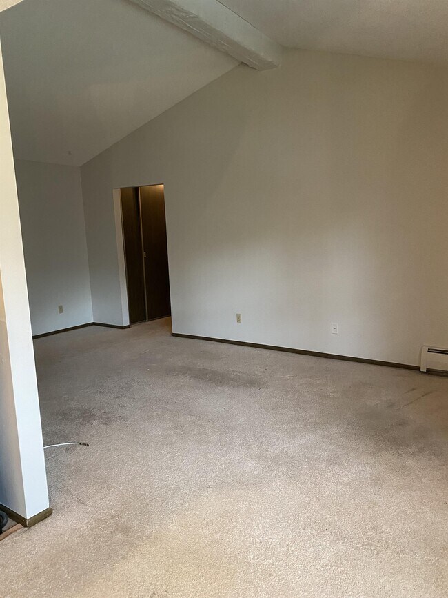 Building Photo - 805 Smetana Rd