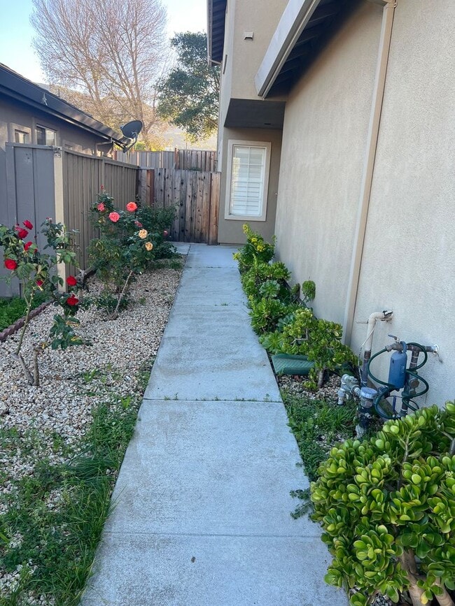 Building Photo - Charming Home in Las Palmas Community